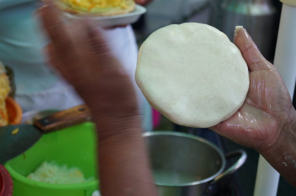 Tortilla hecha a mano en Antigua, Guatemala